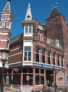 820330 Gezicht op het hoekpand Oudegracht 101 (Café-restaurant King Arthur ) te Utrecht; links de ingang van de ...